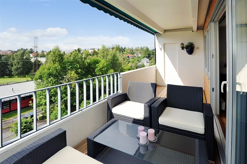 Solrik sydvestvendt overbygget usjenert balkong Galleribilde