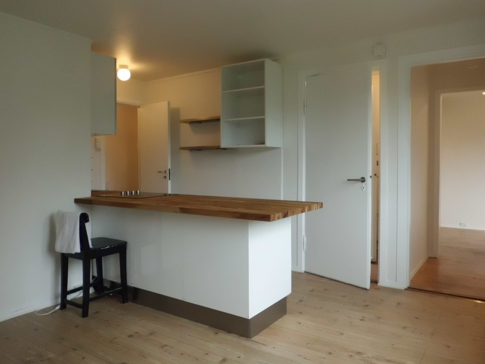 Kjøkkenbenk med spiseplass til 5 Galleribilde