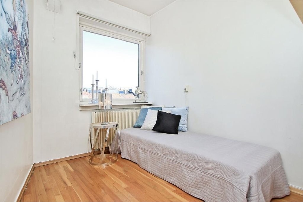 Soverom med plass til seng og skap Galleribilde