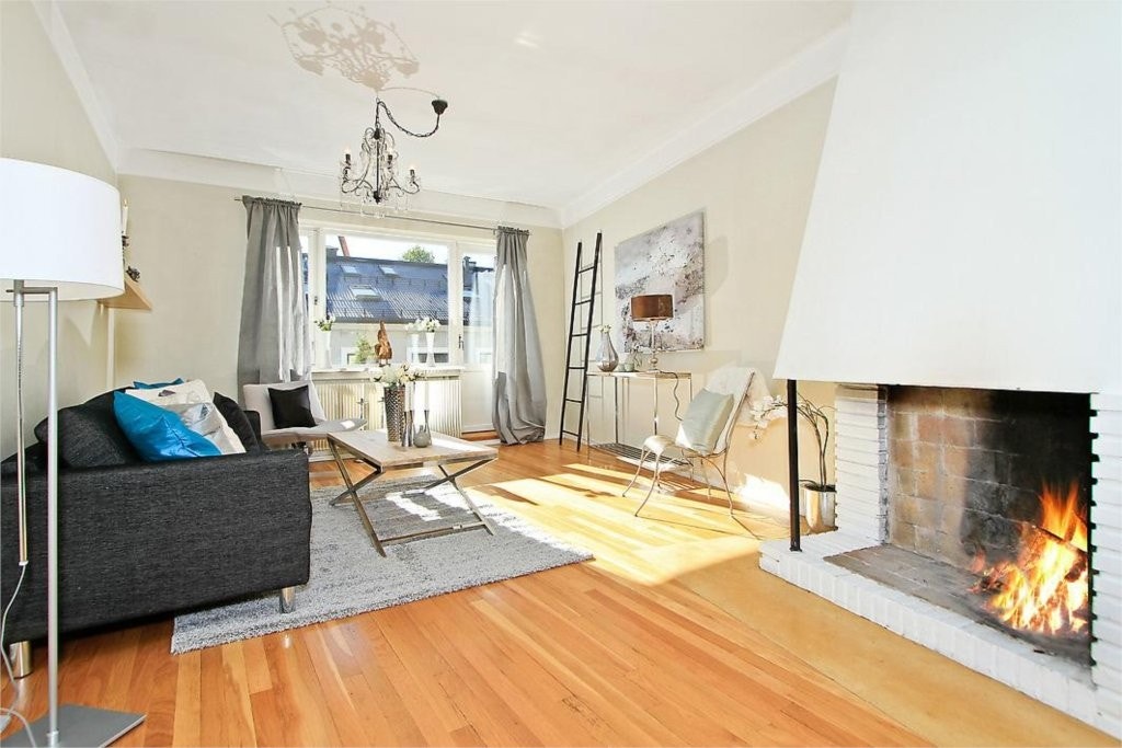 Koselig peis i stuen skaper god atmosfære Galleribilde