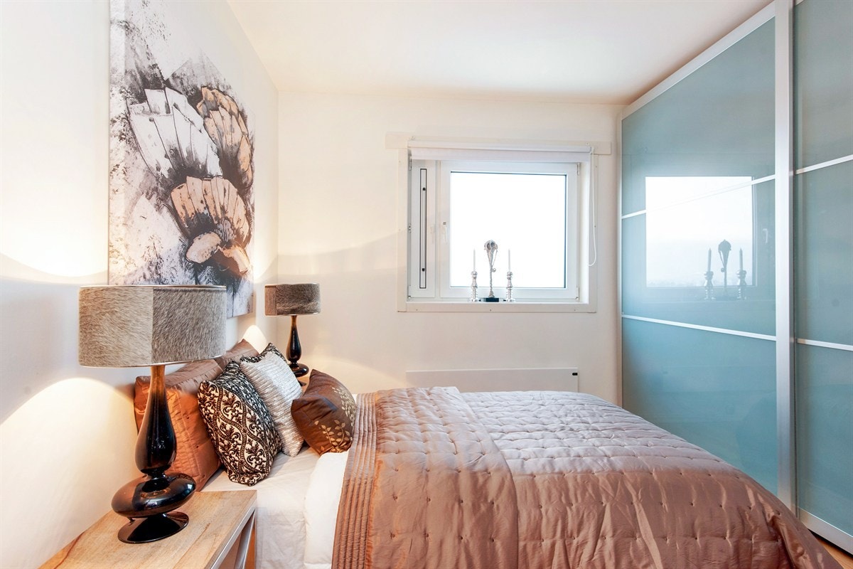 Soverom m/stor praktisk takhøy skyvedørsgarderobe Galleribilde