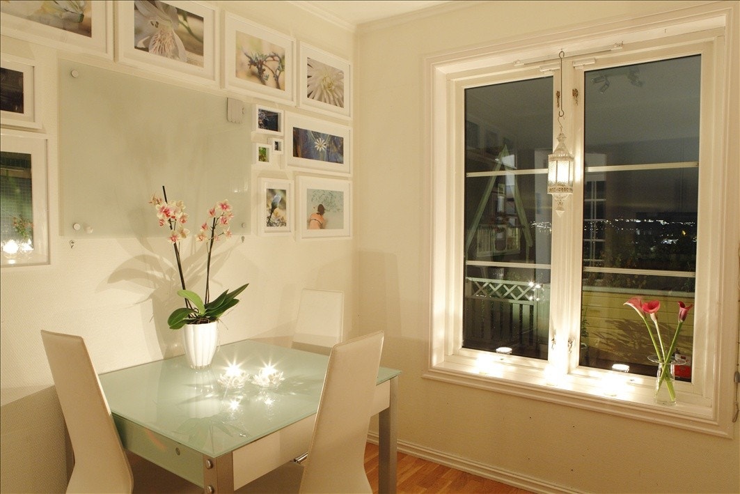 Kjøkken om kvelden med spiseplass i 1 etg. Galleribilde