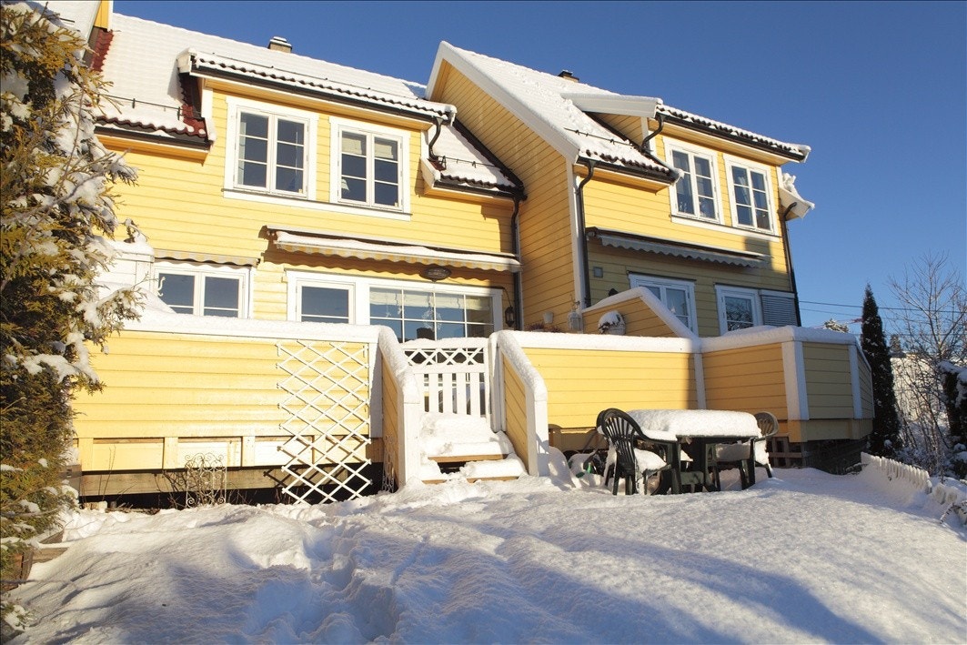 Fasade med terrasse og have Galleribilde