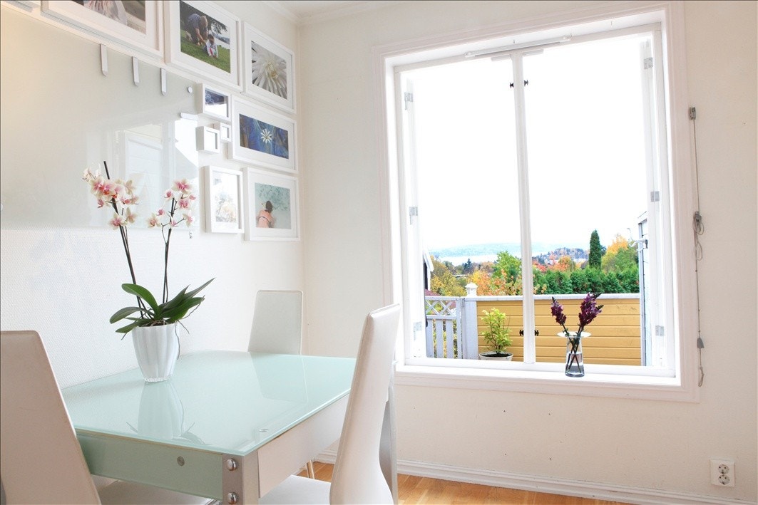 Kjøkken med utsikt i 1 etg. Galleribilde