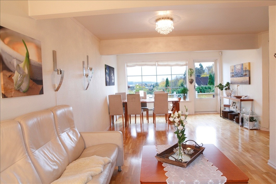 Stue med sjøutsikt i 1 etg. Galleribilde