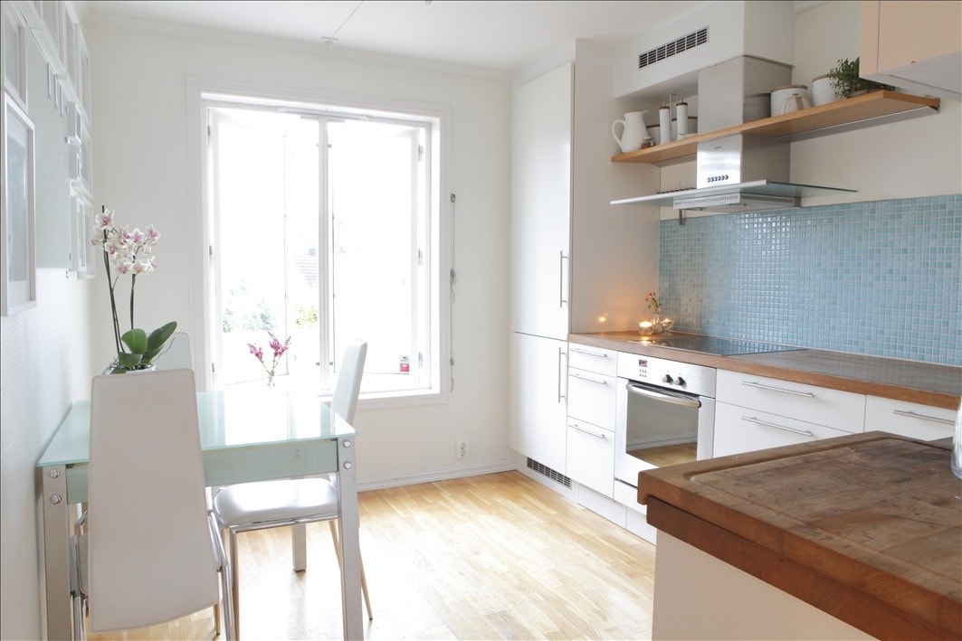 Kjøkken med spiseplass i 1 etg. Galleribilde