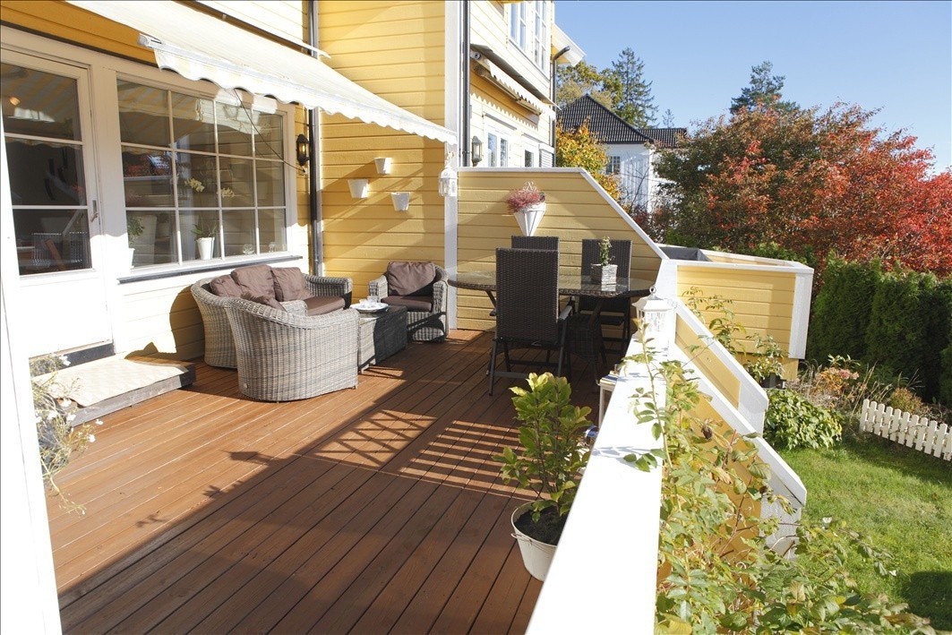 Stor terrasse med tilgang til have Galleribilde