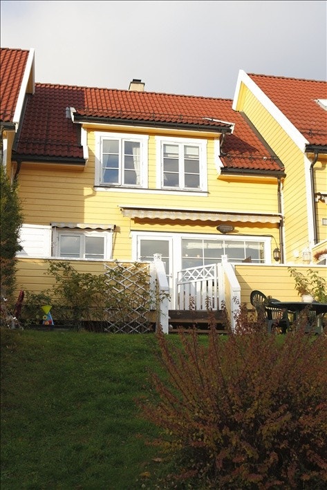 Fasade med terrasse og have Galleribilde