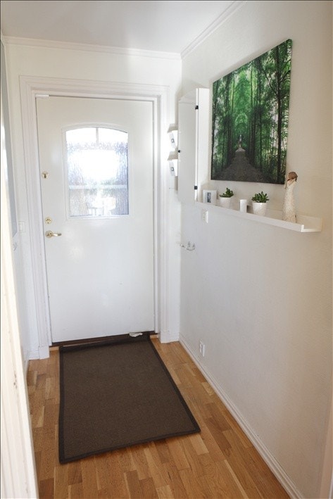 Entré med garderobeskap i 1 etg. Galleribilde