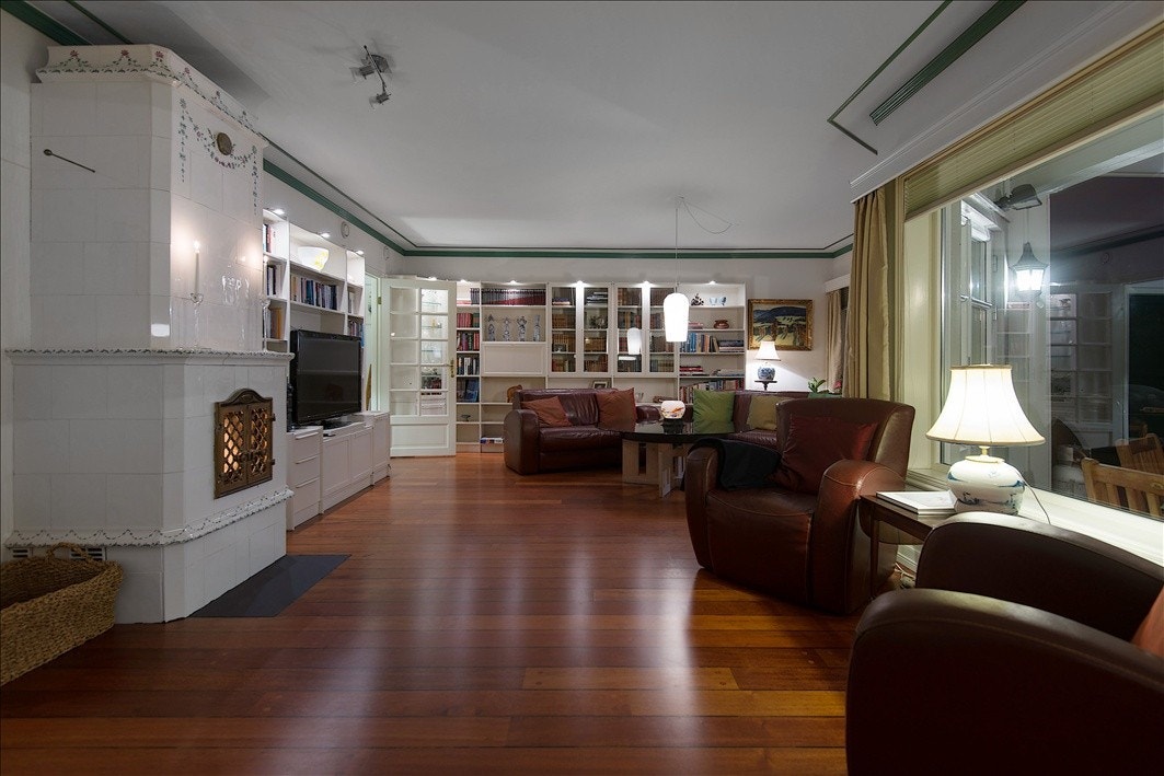 Stue m. kakkelovn og skipsgulv i 2. etg Galleribilde