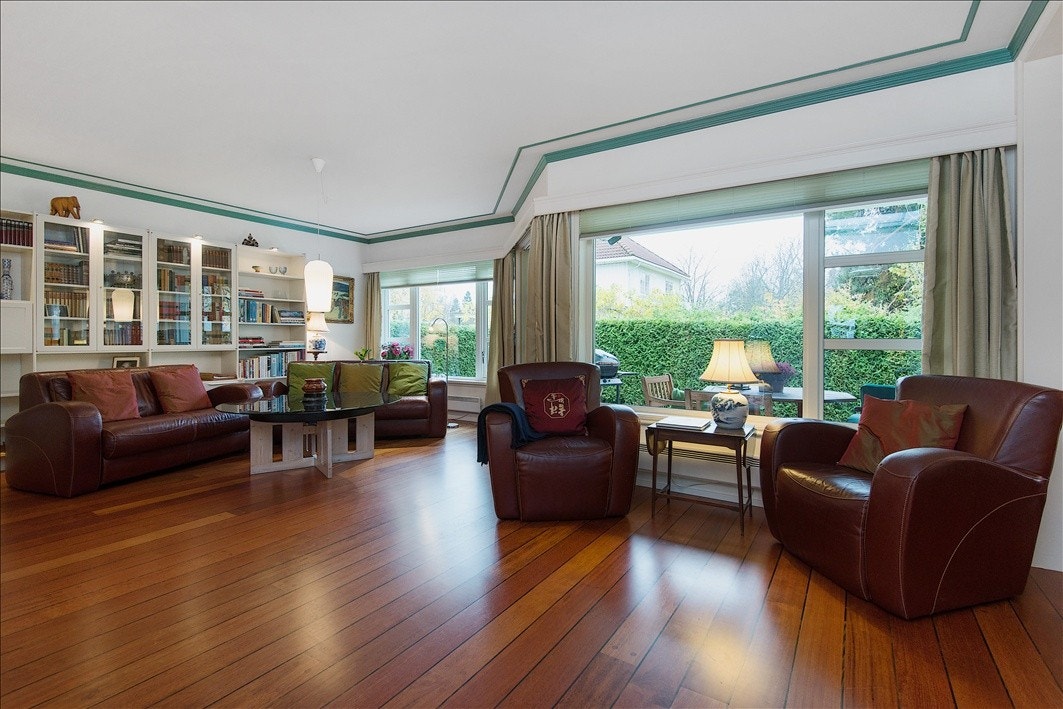 Stuen m. terrasse og have utenfor Galleribilde