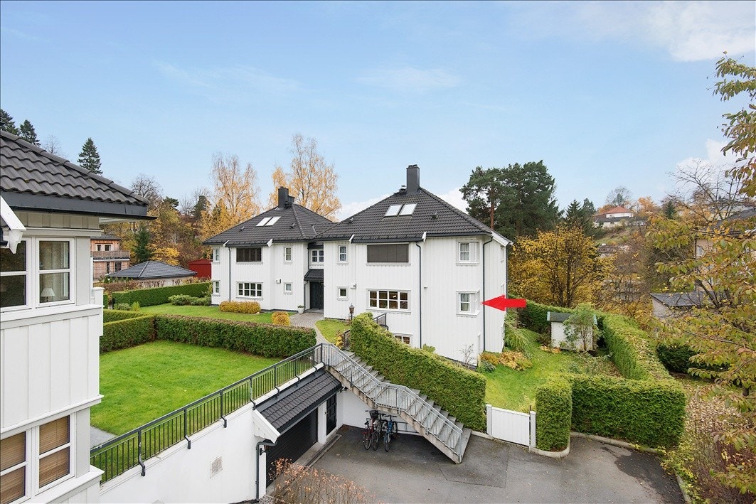 Leiligheten m. hovedinngang, garasjeport, have m. uthus Galleribilde