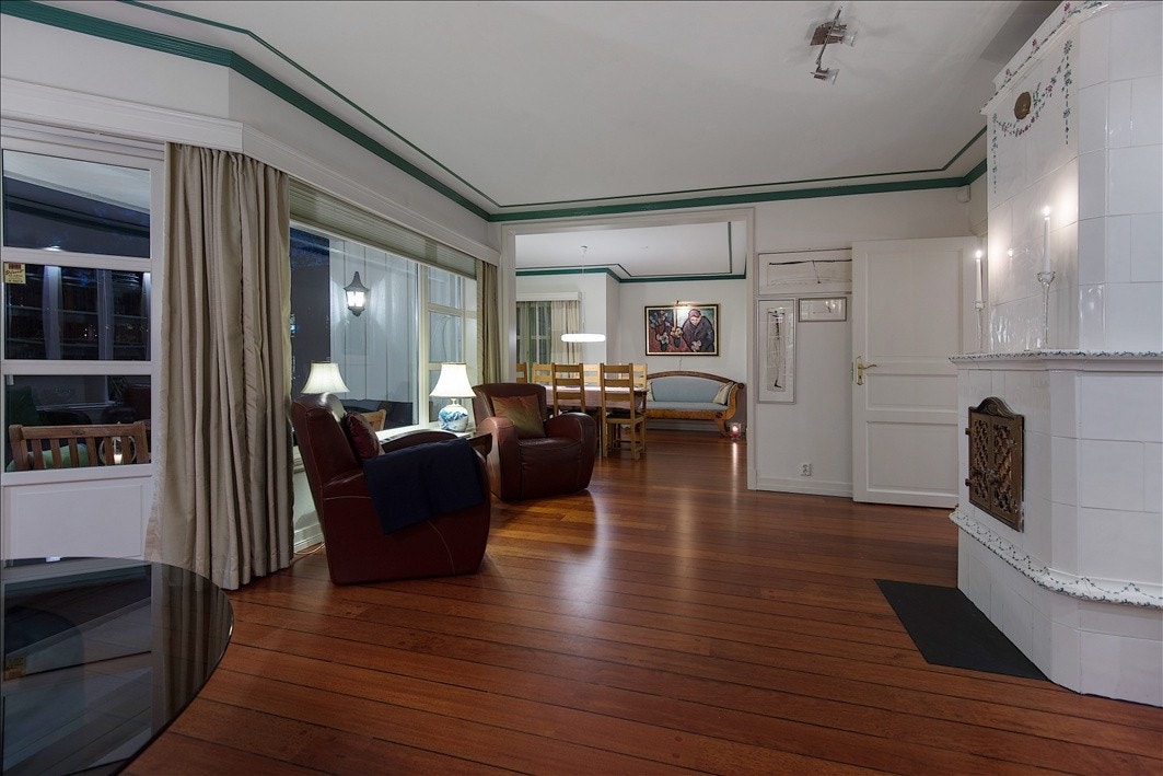 Stuen m. spisestuen i bakgrunnen Galleribilde