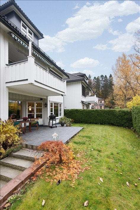 Skjermet fliselagt terrasse Galleribilde