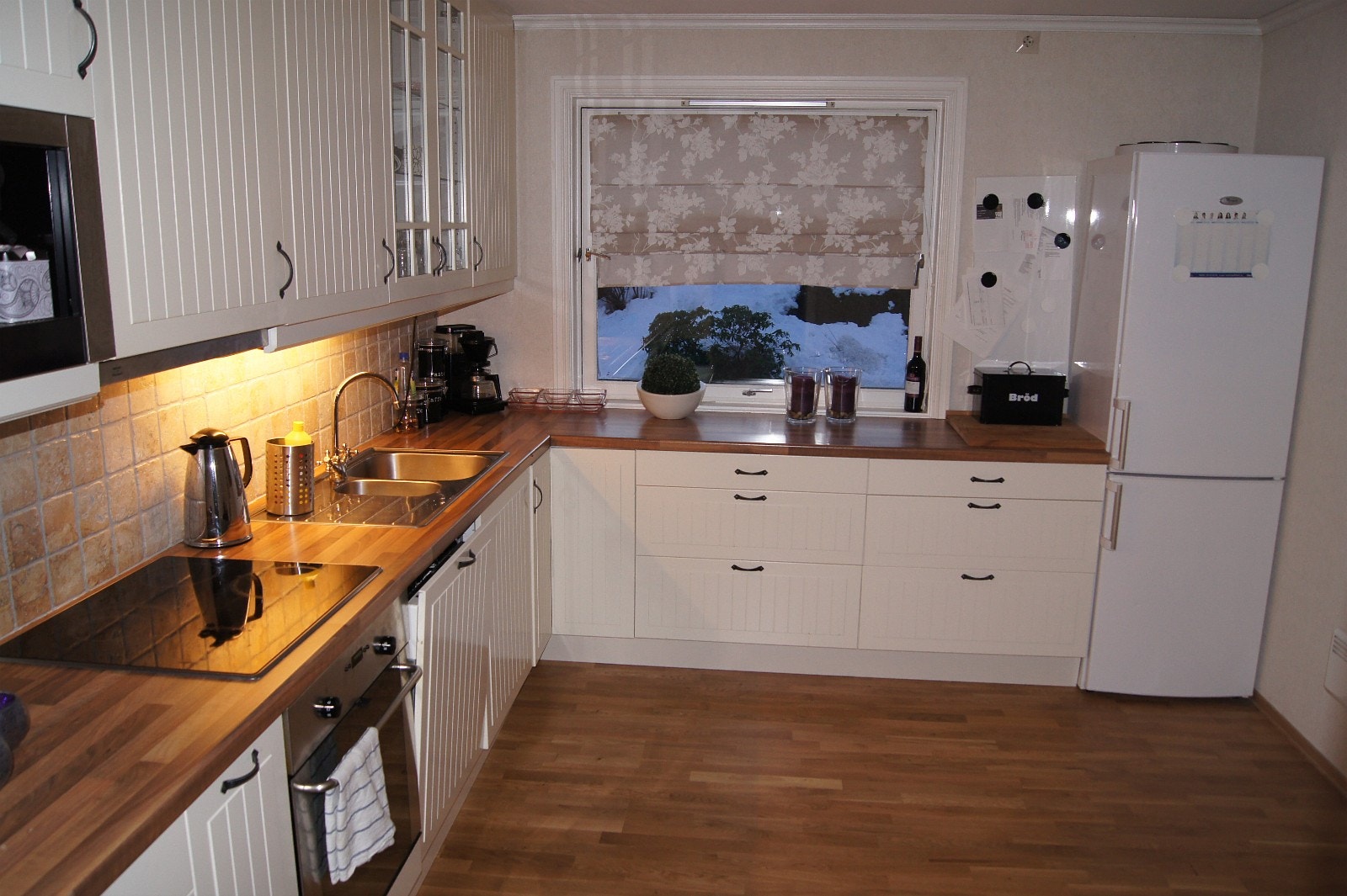 kjøkken med integrert oppvaskmaskin og komfyr Galleribilde