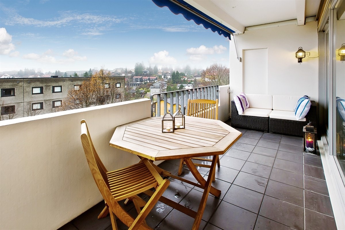 Flislagt solrik balkong Galleribilde