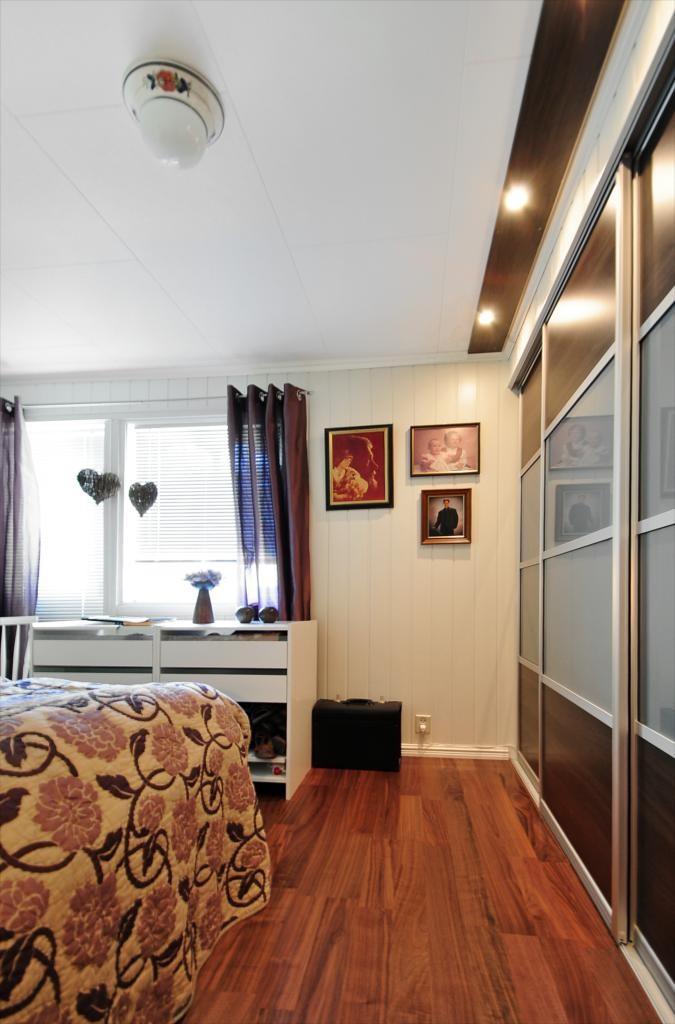 Skyvedørsgarderobe på hovedsoverom Galleribilde