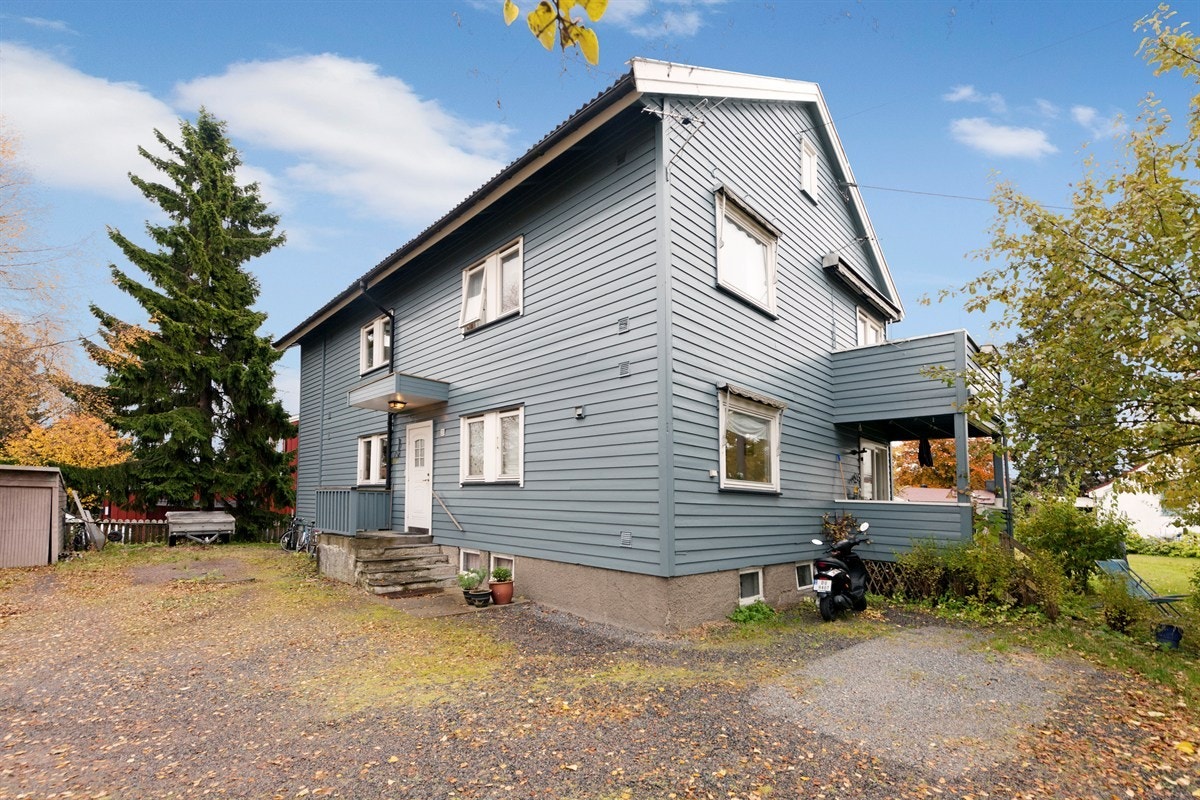 Biloppstillingsplass på fremsiden av bygningen Galleribilde