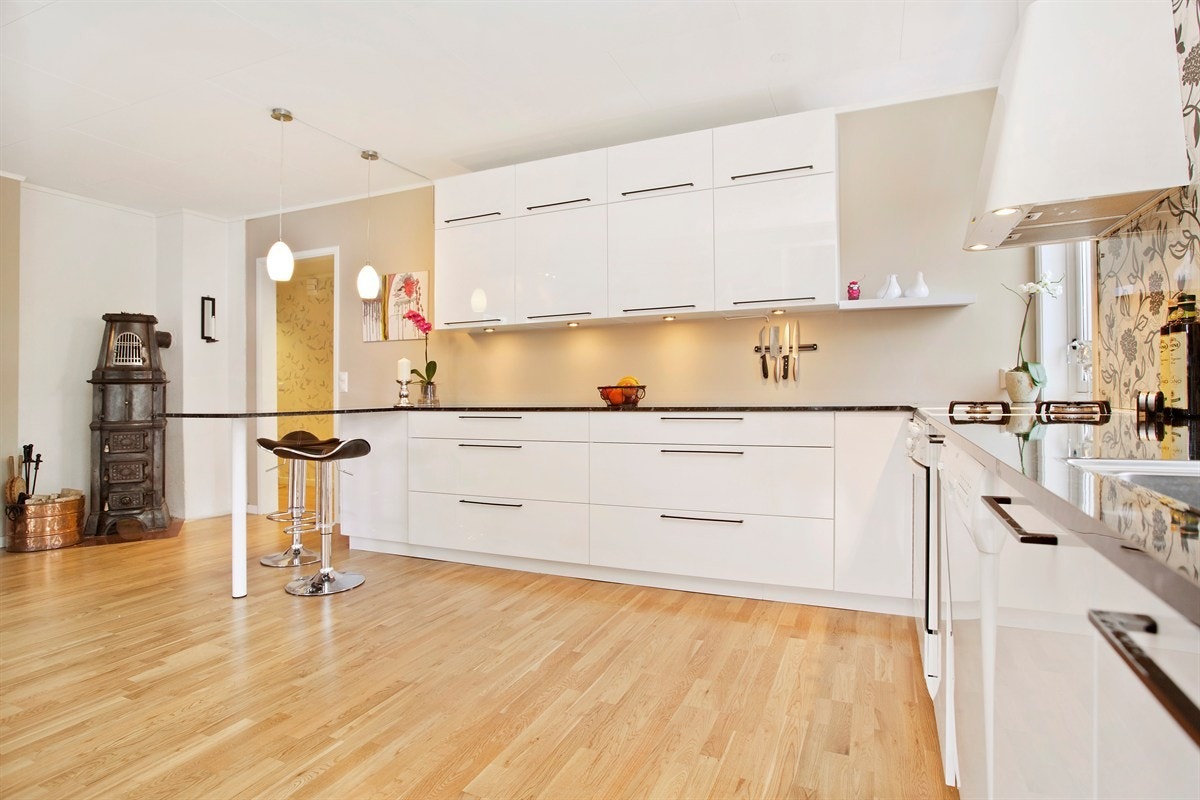 Praktiske skapløsninger og barløsning Galleribilde