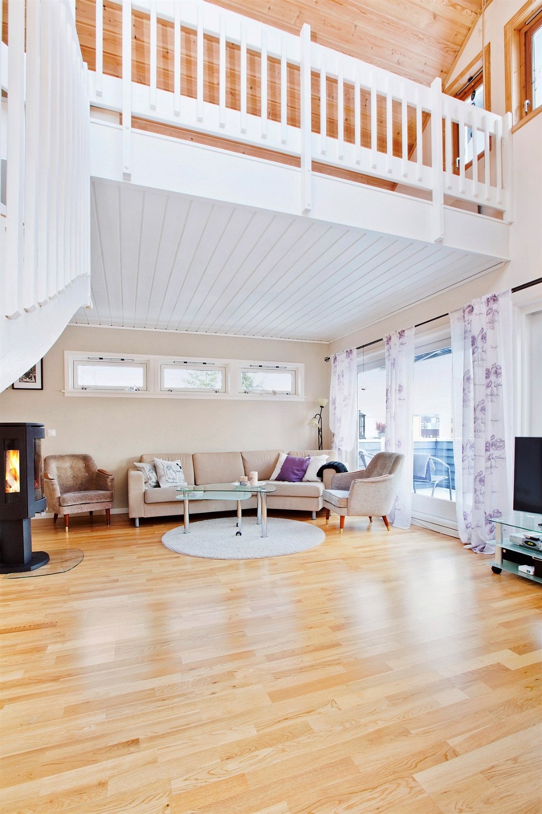 Delvis åpen stue med messanin - luftig og spennende løsning! Galleribilde