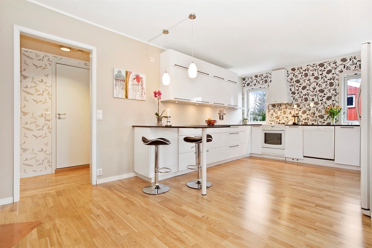 Et romslig lekkert kjøkken med meget god skapplass Galleribilde