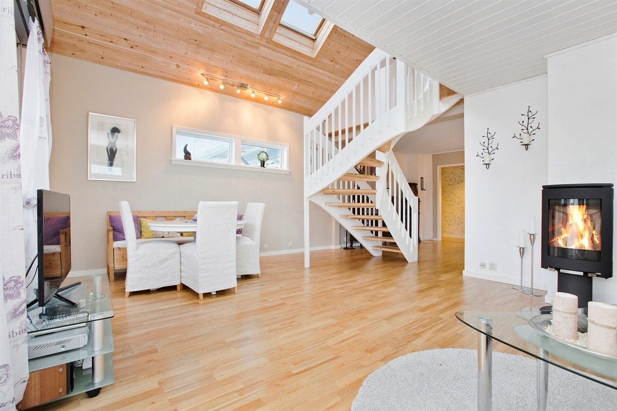 Rommet er luftig med store vindusflater + takvinduer Galleribilde