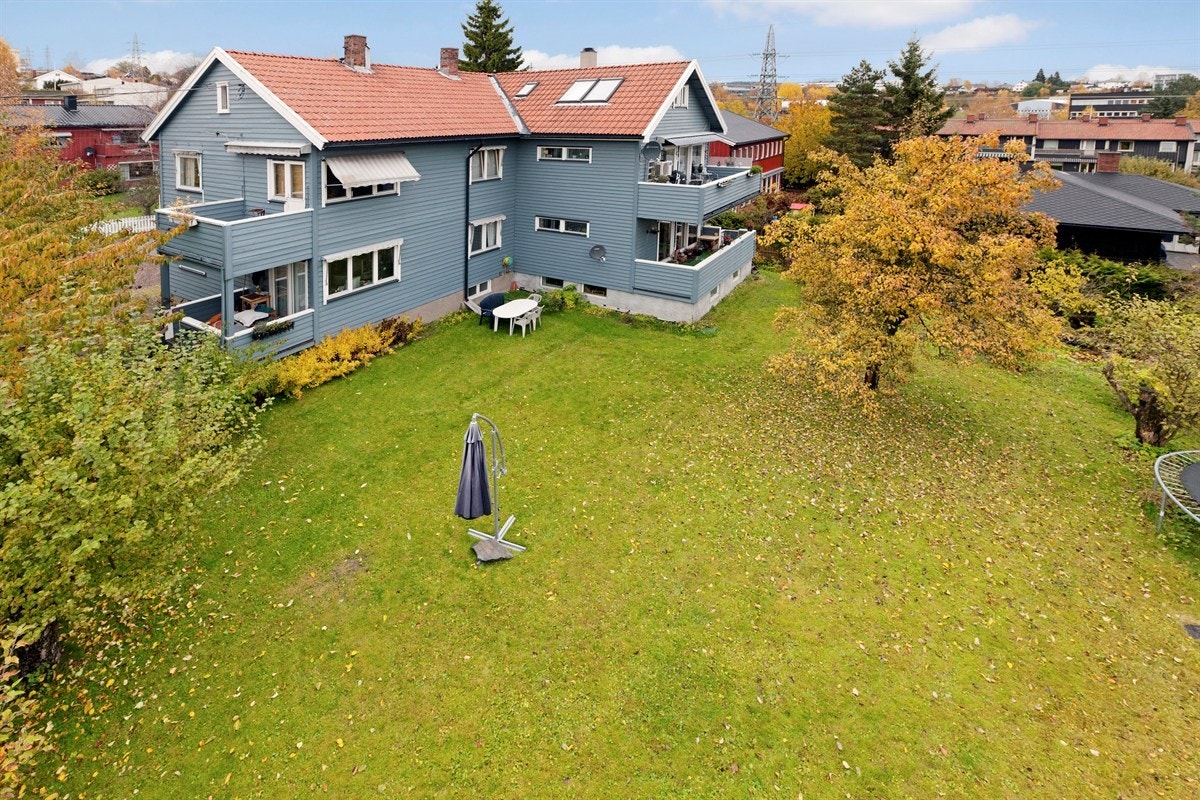 Sommer: Fasade med grøntarealer - særdeles barnevennlig!! Galleribilde