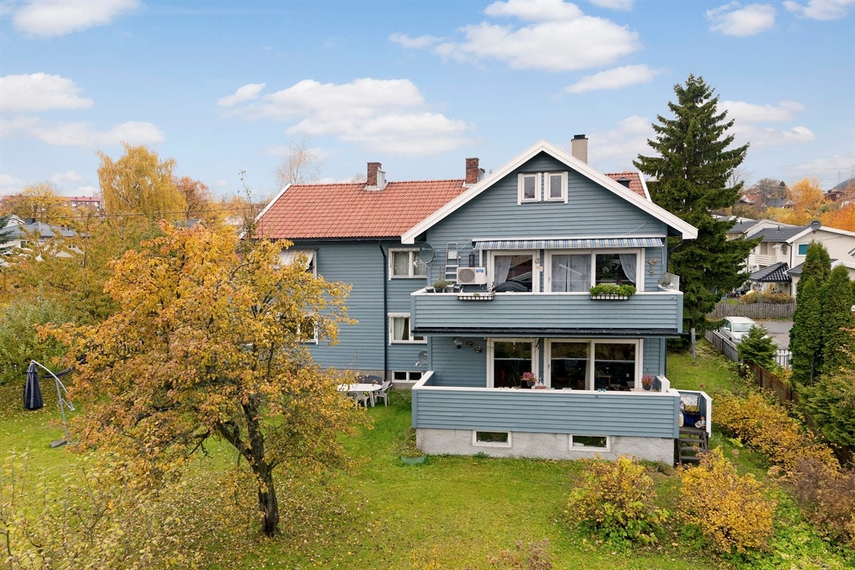 Leiligheten er beliggende i 2.etg. samt loftsetasje Galleribilde