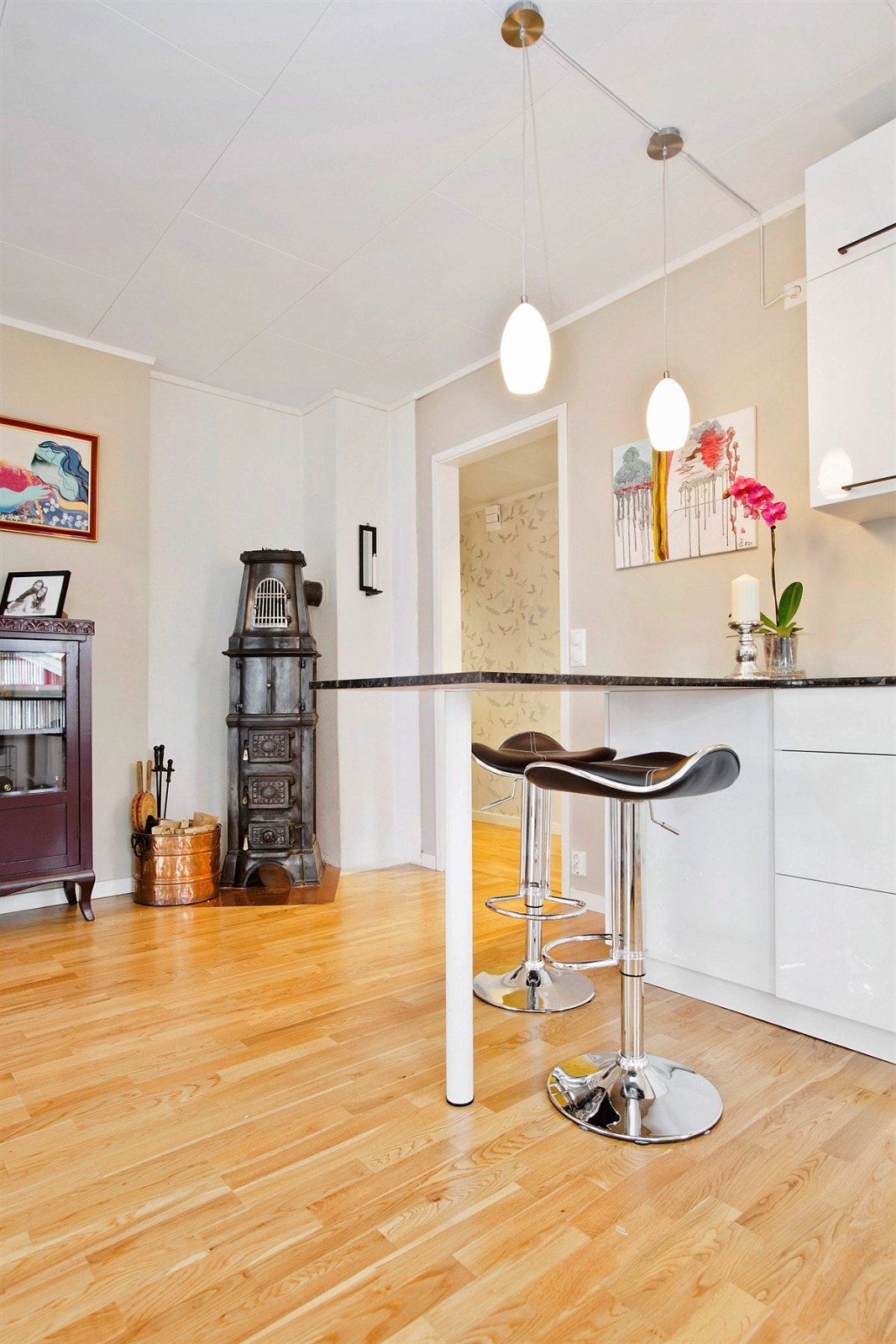 En praktisk og moderne barløsning og sittemuligheter Galleribilde