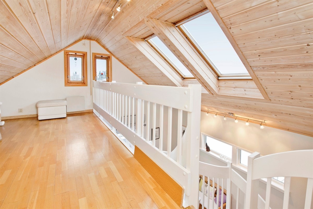 Flott messanin med god plass til lesekrok Galleribilde