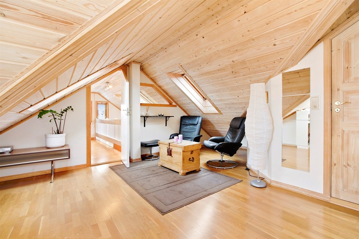 Loftsstue med plass til sittegruppe / tv-løsning Galleribilde
