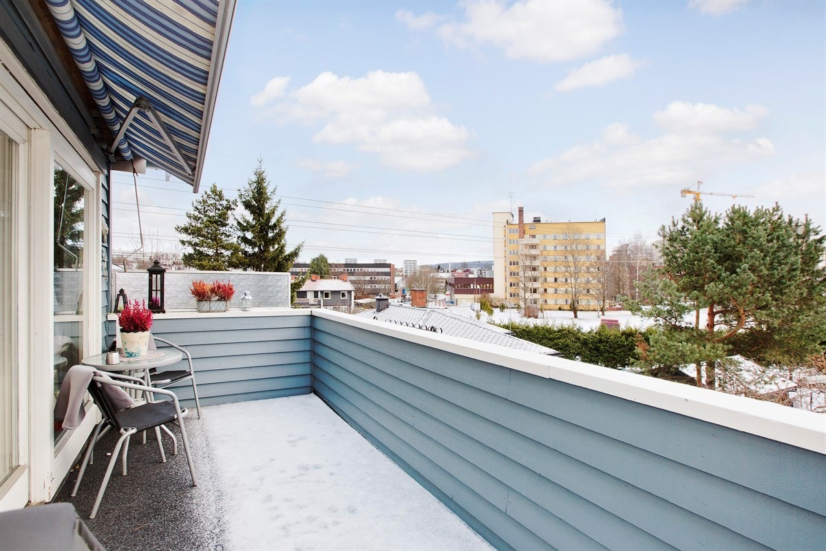 Meget solrik sydvendt balkong med flotte solforhold. Uten gjenboere eller innsyn fra bakkeplan. Galleribilde