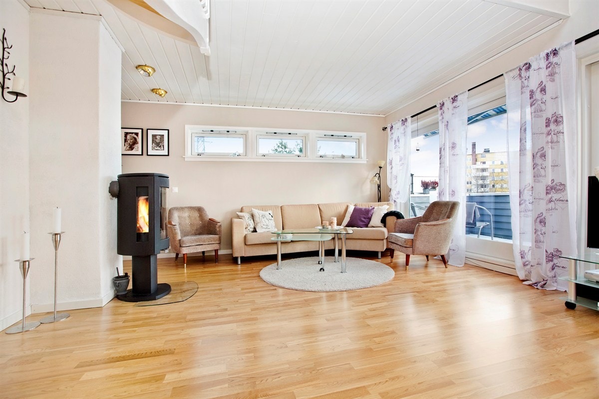 Lys og moderne rom med utgang til solrik balkong Galleribilde