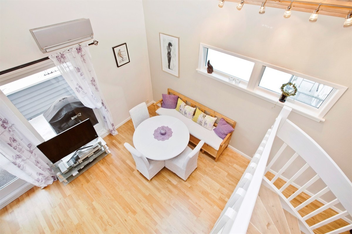 Stue sett fra messanin Galleribilde