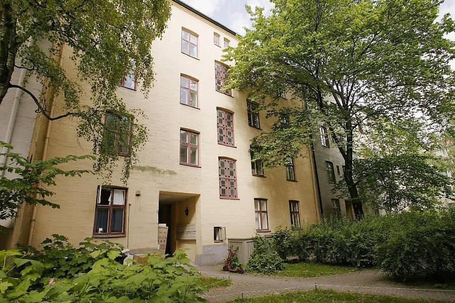 Bakgård sommer. Galleribilde