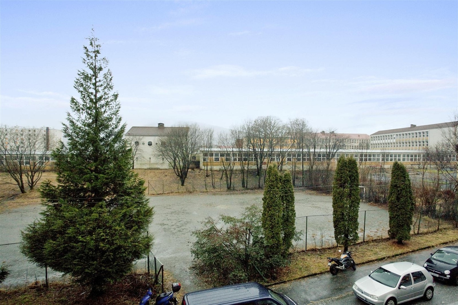 Utsiktsbilde fra altanen. I nærområdet er det en ballbane, som er idéell dersom man har barn. Galleribilde