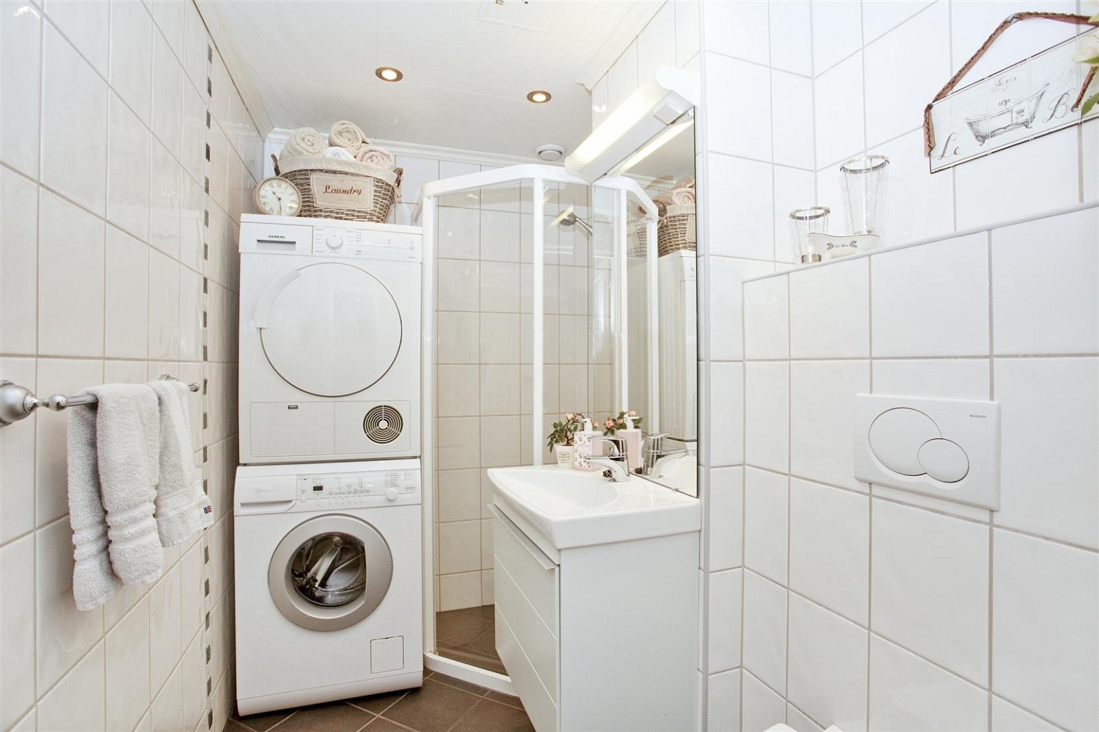 Tidsriktig og godt utnyttet badeværelse med gjennomgående gode kvaliteter. Det er tilrettelagt for oppkobling av vaskemaskin på badet. Galleribilde