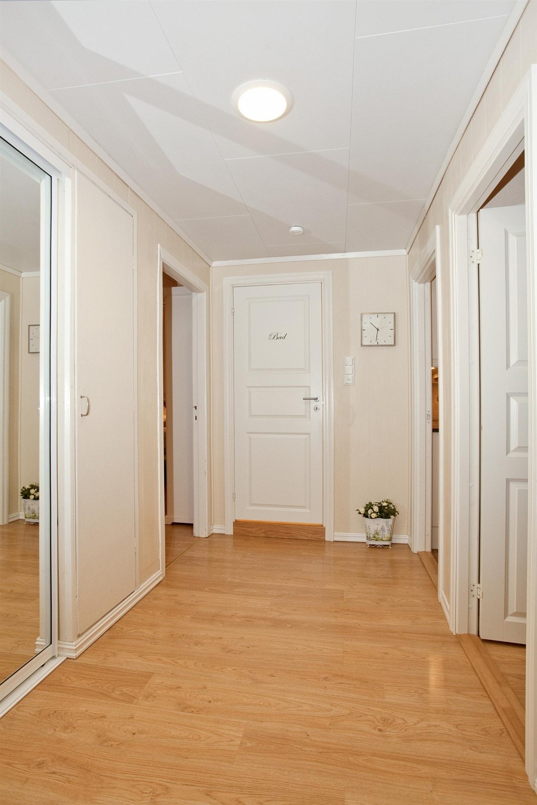 Rett utenfor inngangsdøren er det sikringskap med nyere automatsikringer. Det er innlagt balansert ventilasjonsanlegg i leiligheten. Galleribilde