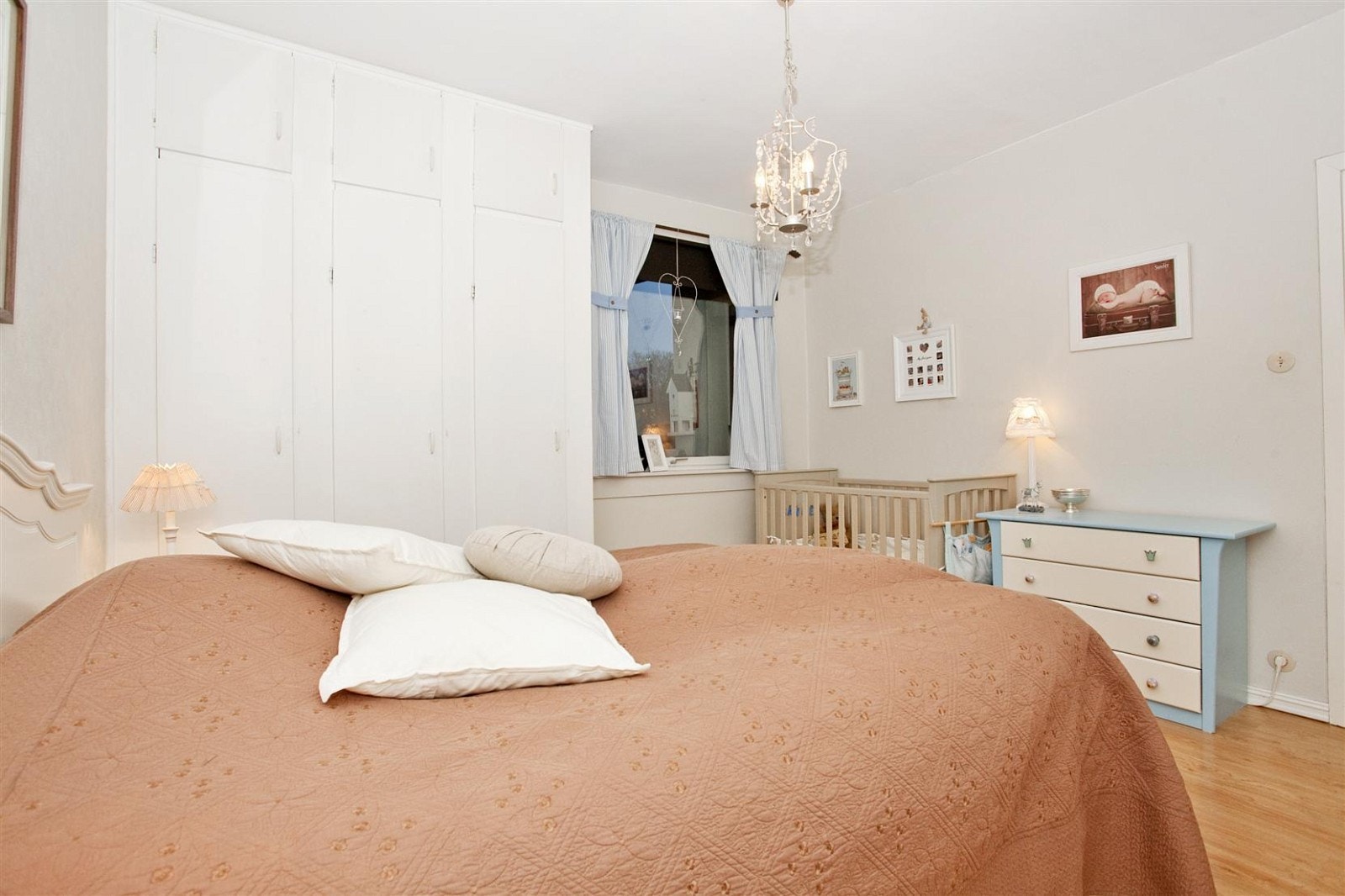 Romslig hovedsoverom som er malt i en tidsriktig fargepalett. Galleribilde