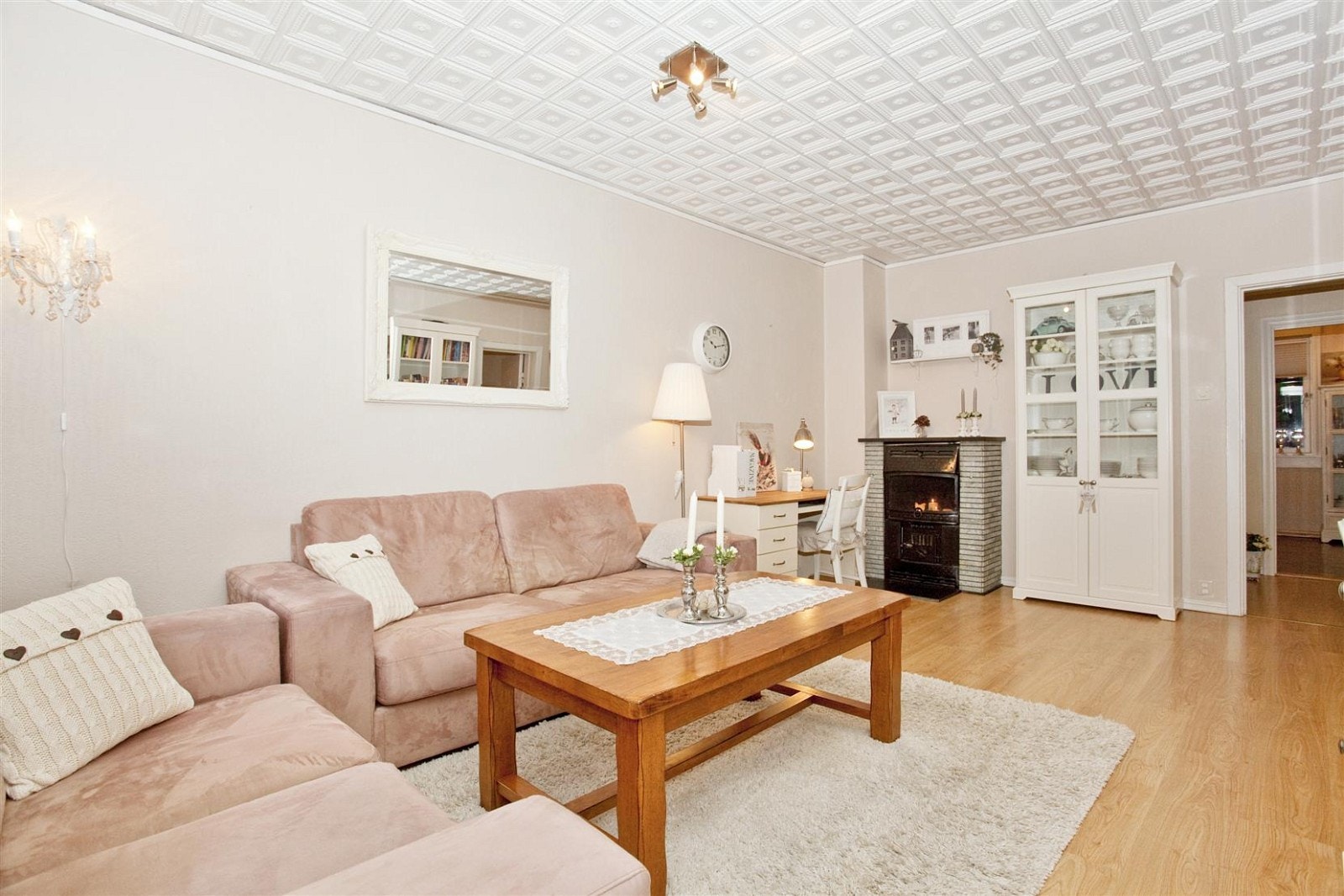 I stuen er det en koselig vedovn. Galleribilde