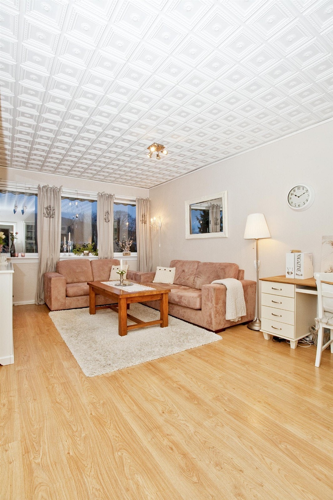 Flere vindusflater tilfører lys til rommet. Fra stuen er det direkte adkomst til en vestvendt altan med gode solforhold og utsikt. Galleribilde