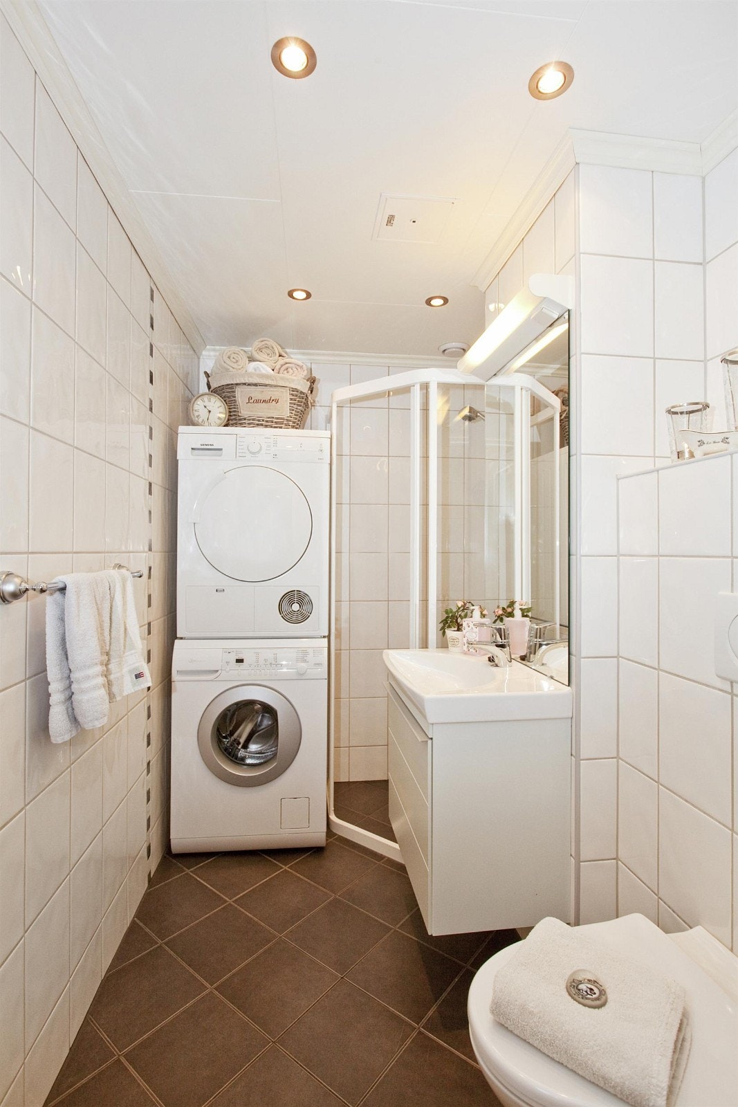 Meget pent bad som ble fagmessig oppgradert av Bademiljø v/Andersen & Sønn Rørleggerforretning AS i 2007. Galleribilde