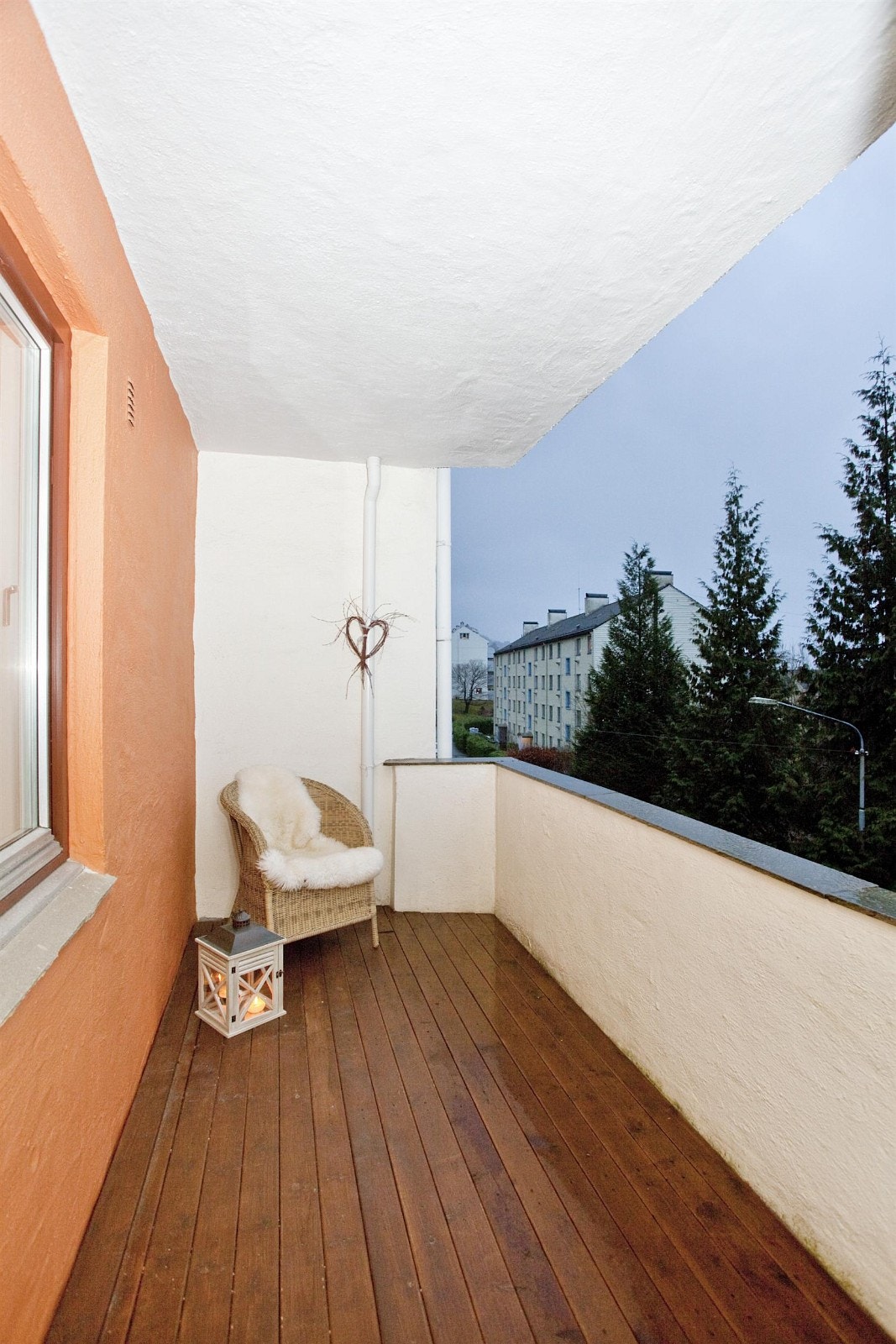 Med utgang fra stuen har man adkomst til en vestvendt altan på ca. 5,6 kvm. Det er nyere terrassebord på altanen og utsikt over nærområdet og Løvstakken m.m. Galleribilde