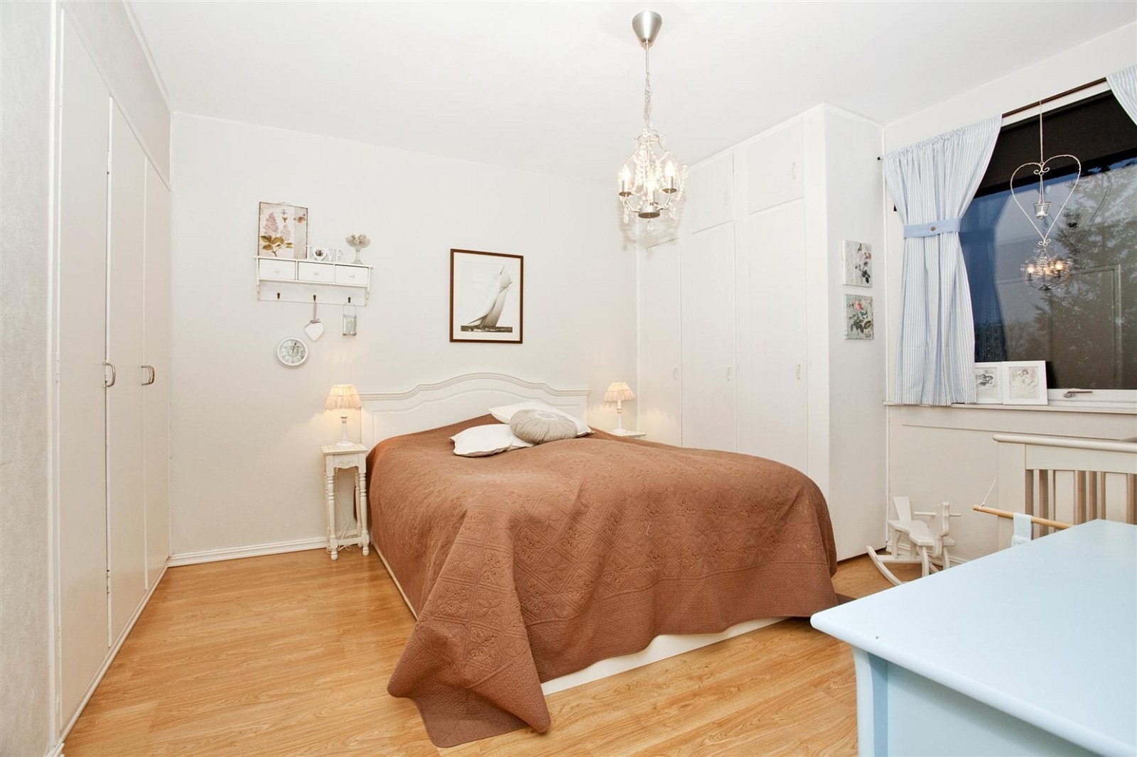 Det er 2 soverom i leiligheten. Hovedsoverommet har god størrelse og plassbygde garderobeskap. Galleribilde