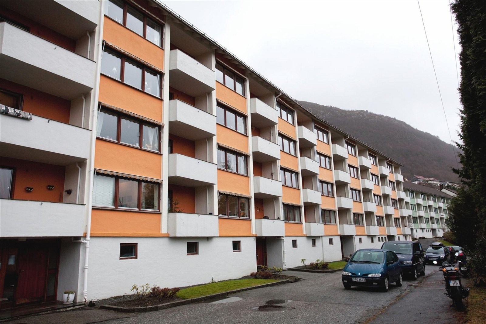 Leiligheten ligger gunstig plassert i 2. etasje. Det medfølger 3 eksterne boder med god lagringsplass. Området fremstår som barnevennlig. Det er kort avstand til de fleste fasiliteter. Galleribilde