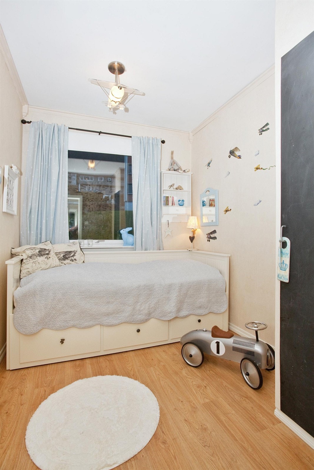 Glimt av den andre soveværelset. Galleribilde