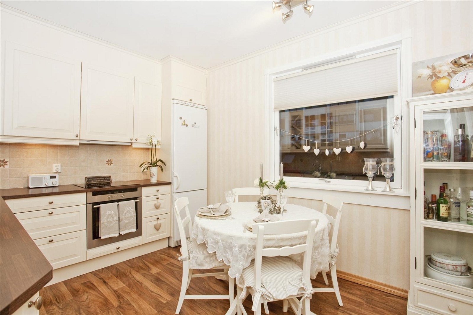 Kjøkkenet har romslig størrelse med god plass til spisebord. Det er utsikt over nærområdet på baksiden av blokken fra kjøkkenet. Galleribilde