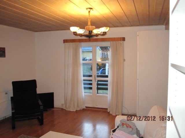 stue, med direkte utgang til veranda og gressplen. Galleribilde