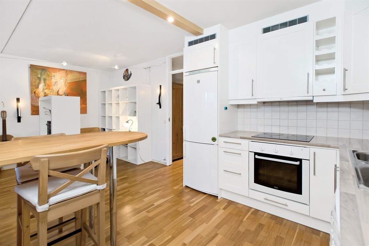 Kjøkken med integrert ovn og koketopp Galleribilde