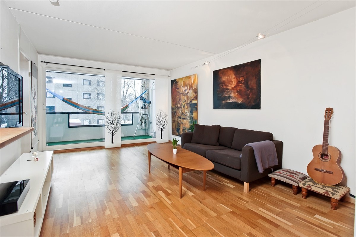 Stue med utgang til innglasset balkong Galleribilde